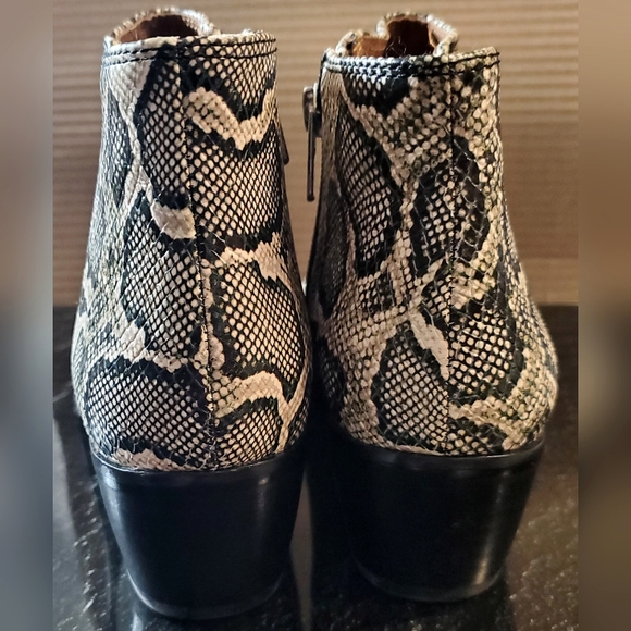 SOLD Like new Antonio Melani Leather Booties - Picture 3 of 10